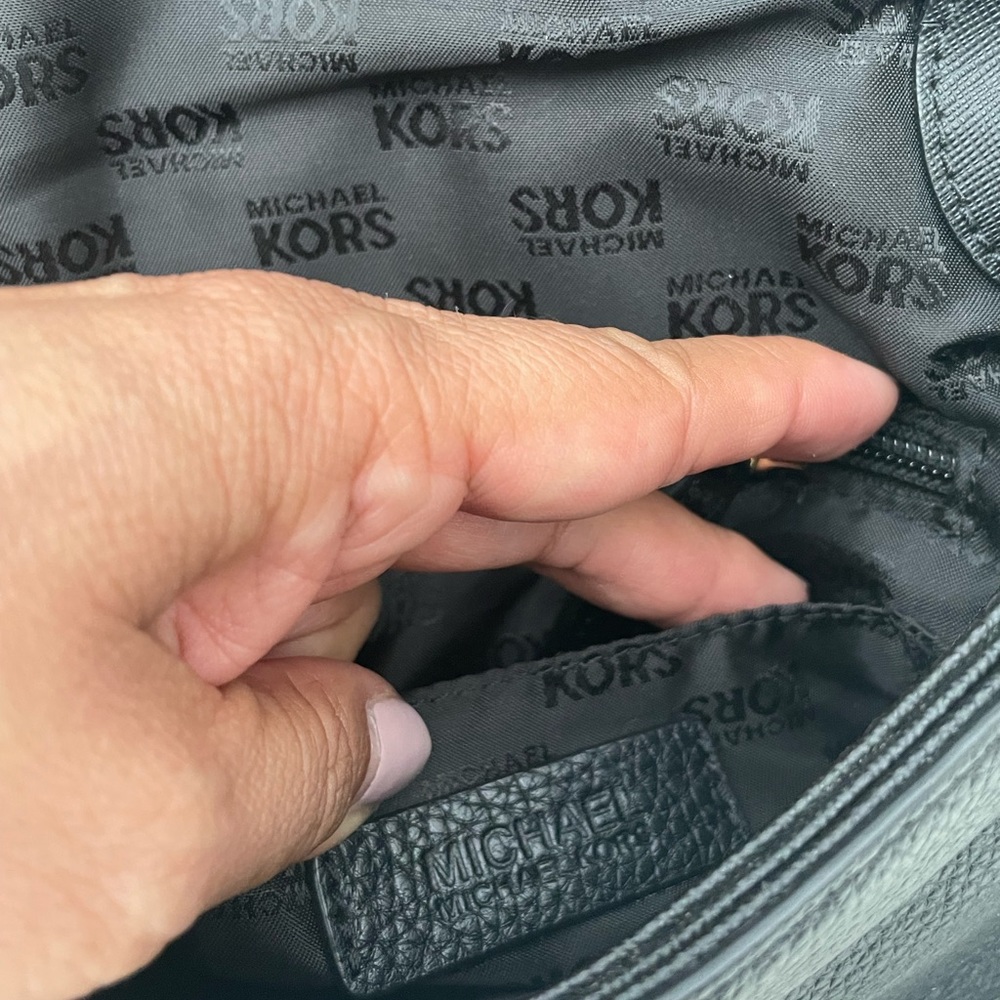 💯% Authentic Michael Kors crossbody - Picture 8 of 13